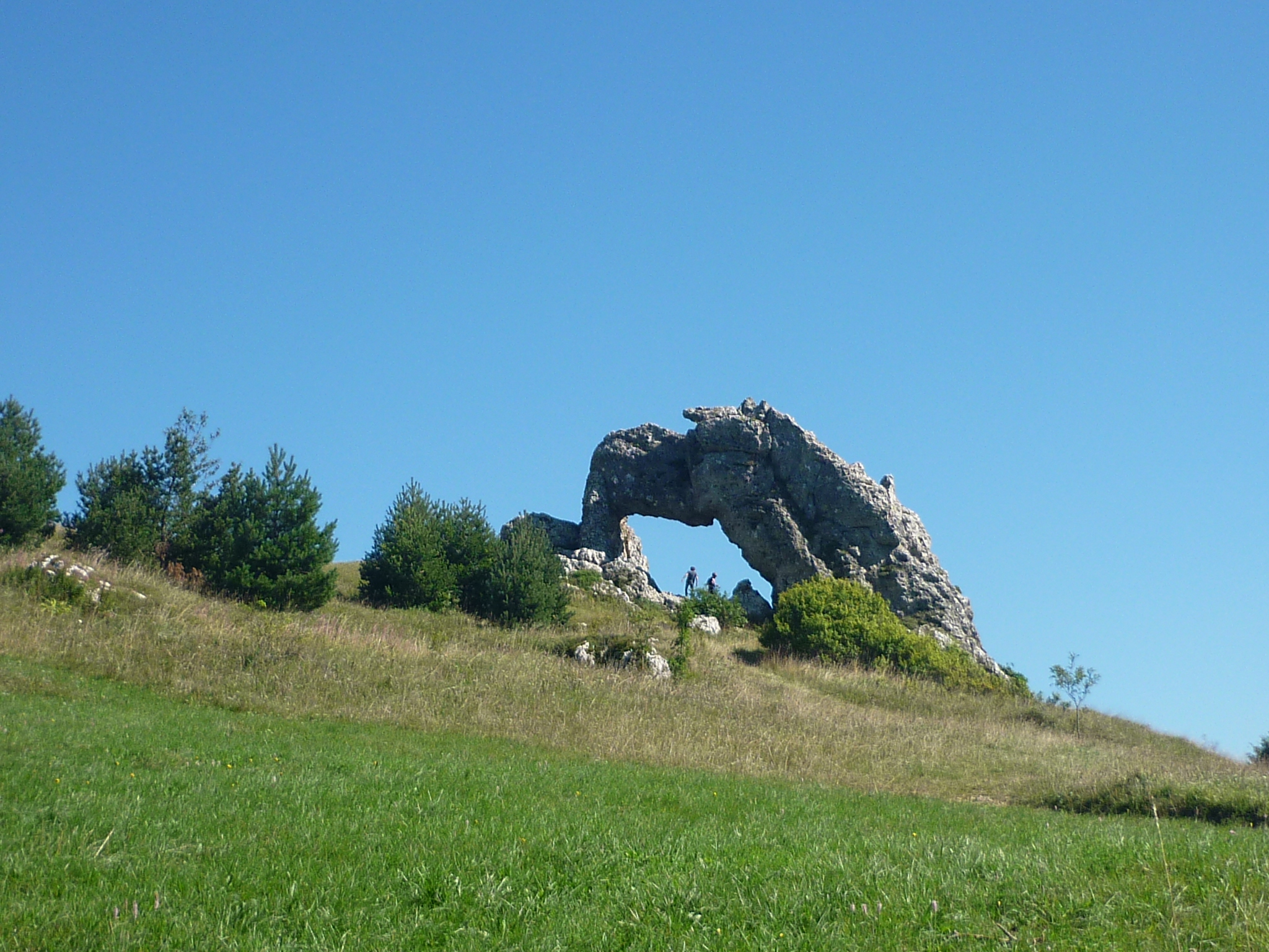 Arche rocheuse naturelle sur un sentier d'alpage