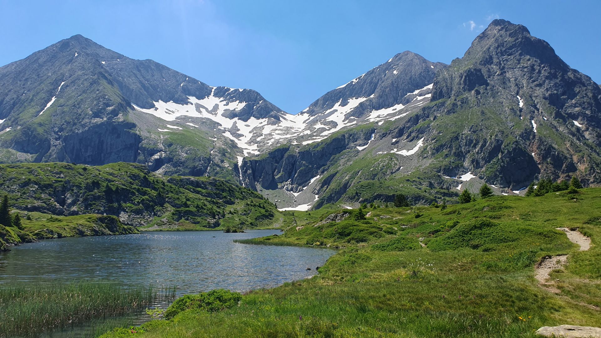 Lac d'altitude au pied de sommets enneigés