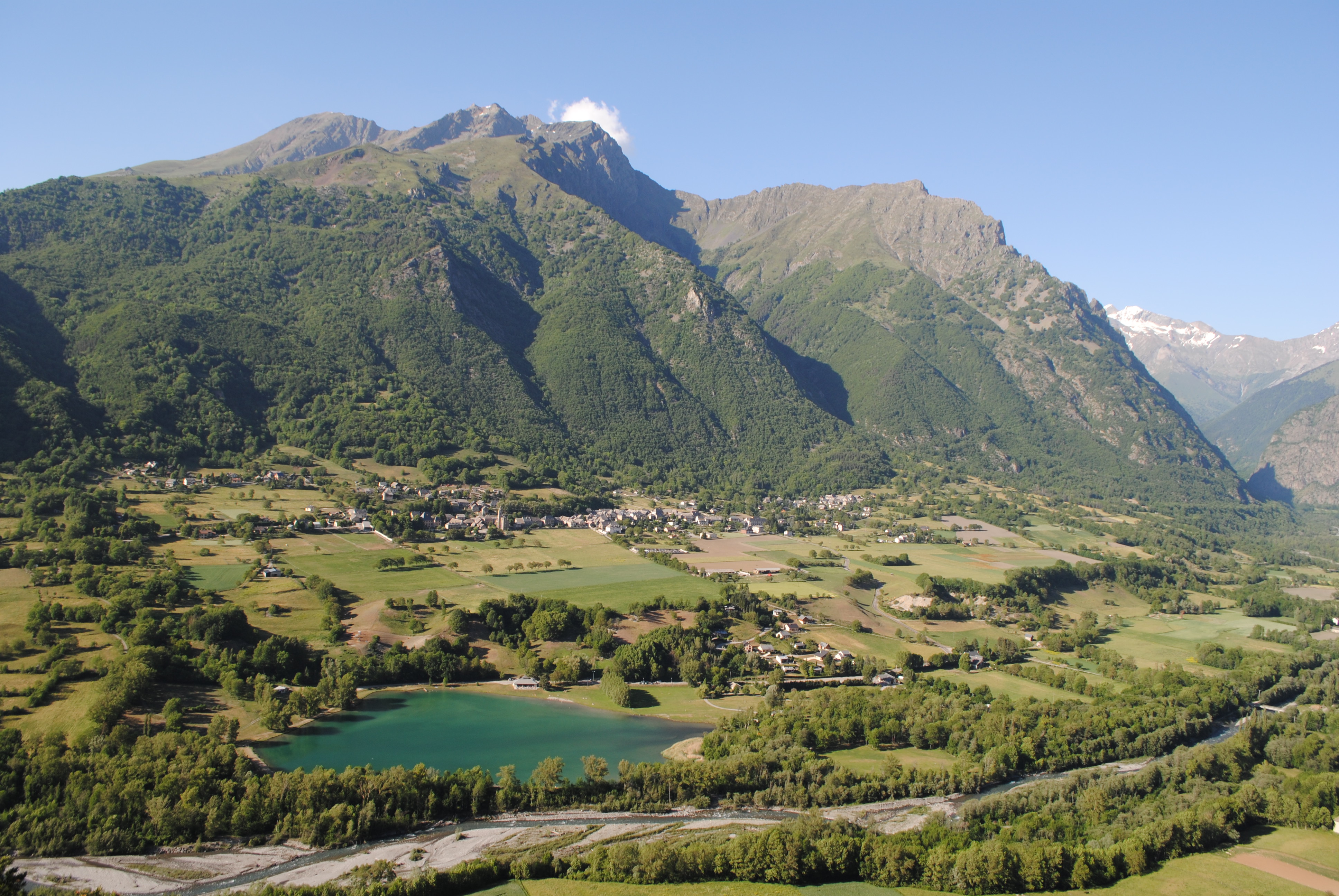 Vue sur la vallée et le village de Valbonnais