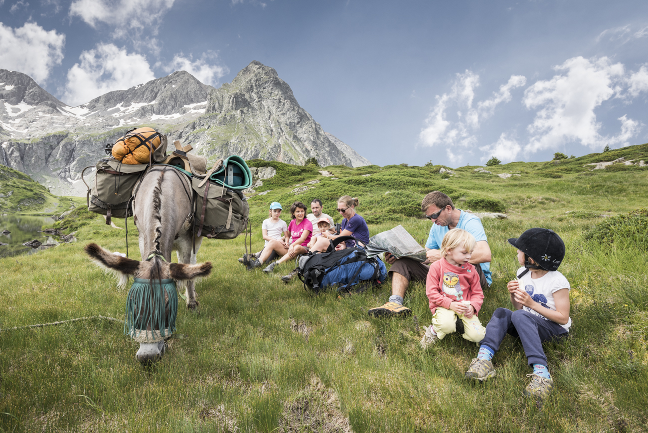 Famille en pause dans les alpages avec l'âne, Parc des Écrins