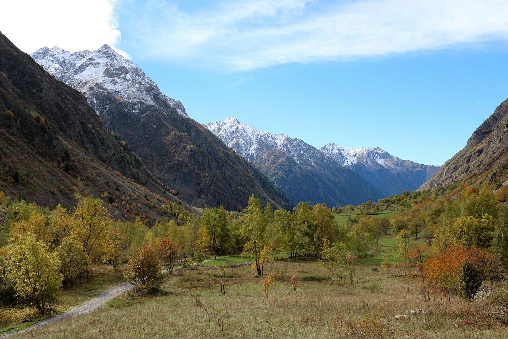Vallée et sommets enneigés des Écrins